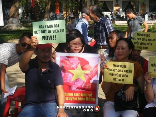  Vietnamiens et étrangers continuent de protester contre la Chine - ảnh 1